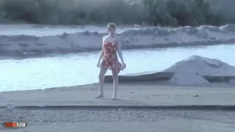 Sensacional striptease de la guapa rubia Tigra se desnuda junto al mar y acaba totalmente desnuda photo 04