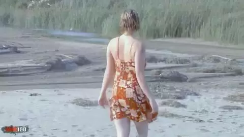 Sensacional striptease de la guapa rubia Tigra se desnuda junto al mar y acaba totalmente desnuda photo 06