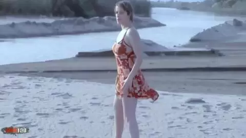 Sensacional striptease de la guapa rubia Tigra se desnuda junto al mar y acaba totalmente desnuda