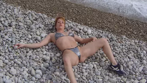 Tigra desnudandose  al lado del mar   photo 14