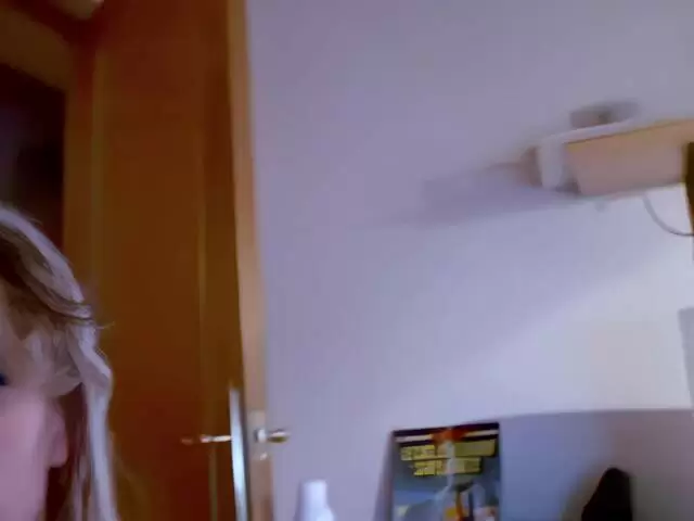 Pequeña entrevista rápida en francés a la preciosa MILF rubia Tigra photo 2