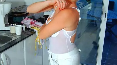 Tigra desnudandose  en la cocina photo 7