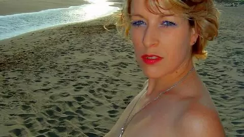 Tigra posando  en las rocas photo 3