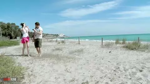 La estrella porno británica Tina Kay follando en una playa pública photo 03