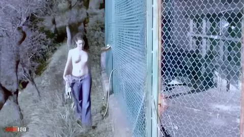 La joven amateur española Tina, desnuda al aire libre photo 01