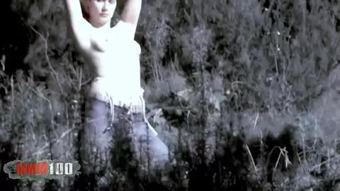 Preciosa niña jugando al exhibicionismo en el bosque photo 03