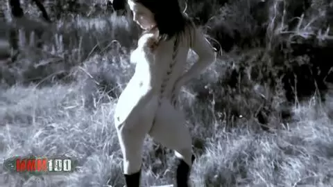 Preciosa niña jugando al exhibicionismo en el bosque photo 09