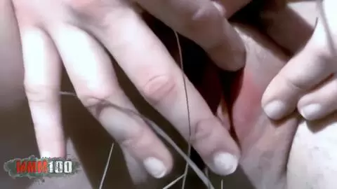 Preciosa niña jugando al exhibicionismo en el bosque photo 16