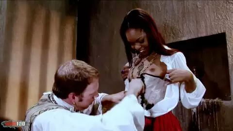 Marie Luv, diosa ebony, follada por una gran polla blanca con traje medieval.
