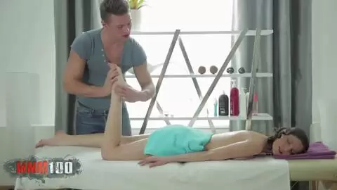 Joven rusa flaca con vestido blanco y bragas recibe un masaje y una gran polla en el coño photo 05