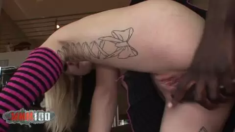 La pequeña rubia Faye Runaway recibe una enorme polla negra en su culo apretado photo 04