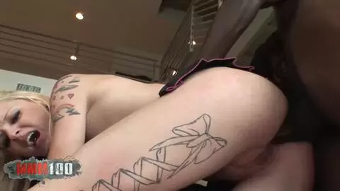 La pequeña rubia Faye Runaway recibe una enorme polla negra en su culo apretado photo 08