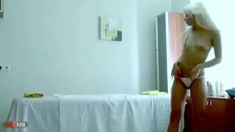 La joven zorra de pelo corto Emma Snow come y folla el coño photo 01