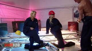 Dos zorras rubias con grandes 