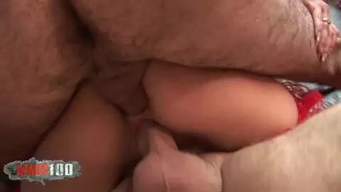 Garganta profunda y doble penetración en trío loco para pequeña rubia photo 06