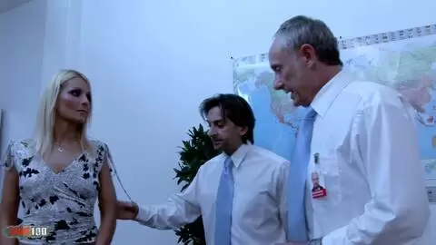 Dos rubias jóvenes se follan en un cuarteto en clase photo 01