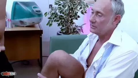 Dos rubias jóvenes se follan en un cuarteto en clase photo 04