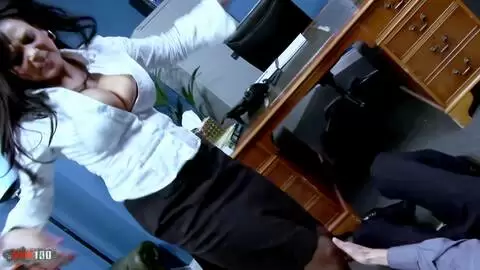 Morena milf con enormes tetas se la follan en la oficina photo 01