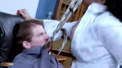 Morena milf con enormes tetas se la follan en la oficina photo 13