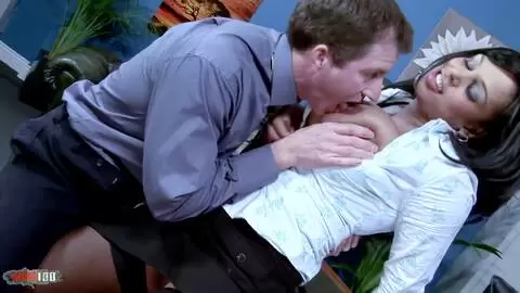 Morena milf con enormes tetas se la follan en la oficina