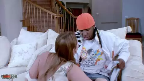 Aurora Snow La joven rubia toma la gran polla negra de Jon Jon para un duro creampie anal interracial