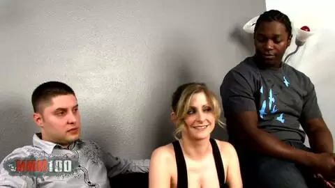 MILF rubia de grandes tetas follada por una gran polla negra mientras su marido mira