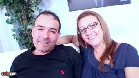 MILF amateur con gafas chupa y cabalga en un casting fuck brutal photo 1