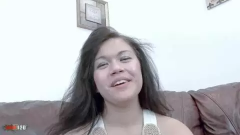 Una morena curvy con tetas naturales grandes se deja follar en el sofá photo 02