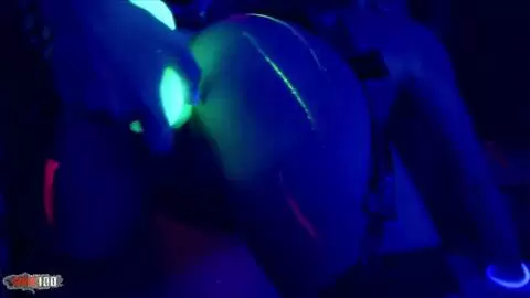 Tiffany Sweet y Carmel Moore en una escena lésbica muy caliente y sexy photo 12