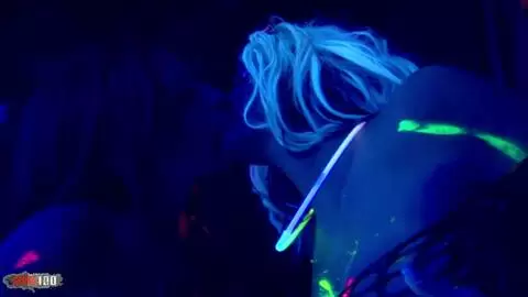 Tiffany Sweet y Carmel Moore en una escena lésbica muy caliente y sexy photo 16