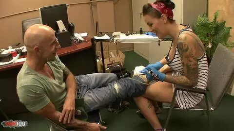 La nena tatuada Emily Parker se enfrenta a la gran polla de Barry Scott en una sesión de sexo duro photo 03