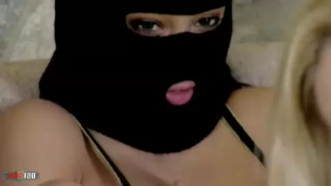 Invasión en Casa de Druuna Diva: Trío Anal con Ladrones Enmascarados photo 2