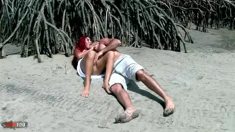 A Marcia Alain Deloin le folla el coño en la playa y se lo come antes de correrse photo 05