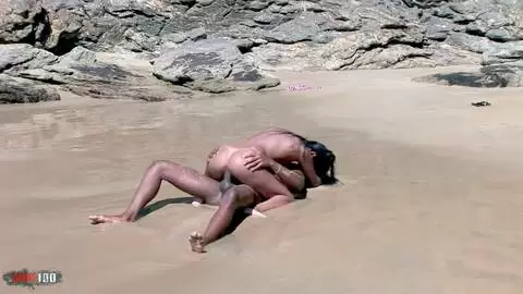 Simone avale une grosse bite black sur la plage ensoleill&eacute;e photo 12