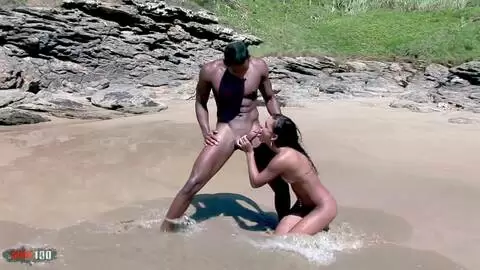 Simone avale une grosse bite black sur la plage ensoleill&eacute;e photo 16