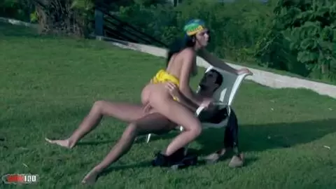 Roxy Panther: Hot Fuck on Lawn con eyaculación photo 06