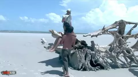 El culo latino peludo de Druunia Diva es doblemente penetrado por Alain Deloin y Titof en una playa tropical photo 02