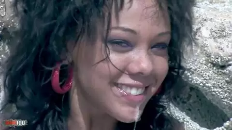 El culo latino peludo de Druunia Diva es doblemente penetrado por Alain Deloin y Titof en una playa tropical photo 16