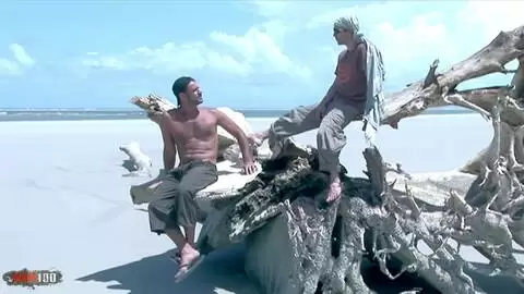 El culo latino peludo de Druunia Diva es doblemente penetrado por Alain Deloin y Titof en una playa tropical
