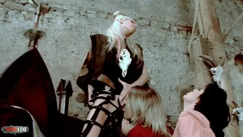 Trío lésbico medieval con Boroka, Vanessa y Radka photo 02