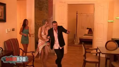 Chico afortunado se folla a dos zorras calientes en un trío caliente photo 01