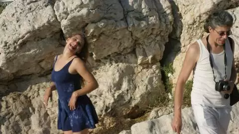 Val haciendo un strip  en las rocas