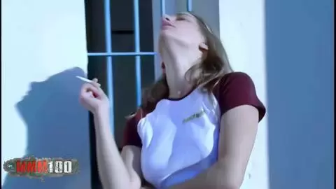 Val haciendo un strip  en la terraza 