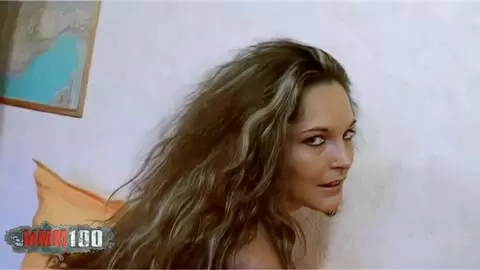 Vayana posando  encima de la cama  photo 16