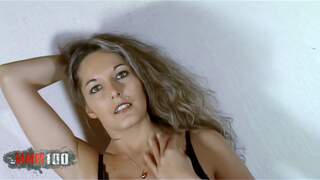 Vayana haciendo un strip  