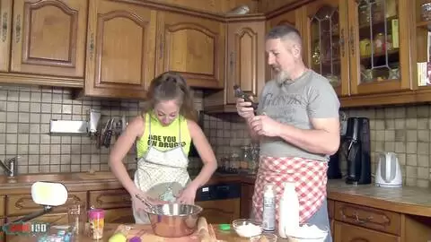 Sexo duro y lección de pastelería con la preciosa pequeña española Venom Evil photo 03