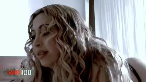 Venus posando  en una habitación  photo 04