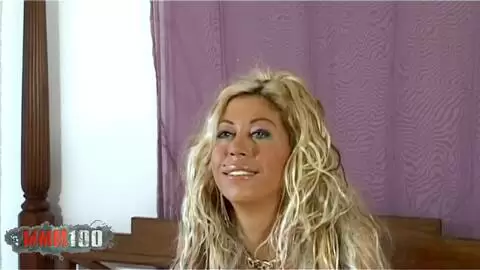 Venus desnudandose  encima de la cama 