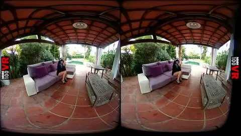 Video VR 3d con Yasmin Daferro jugando con un dildo en uniforme de monja