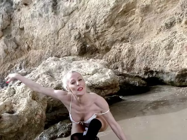 Yelena Vera posando  al lado del mar   photo 5